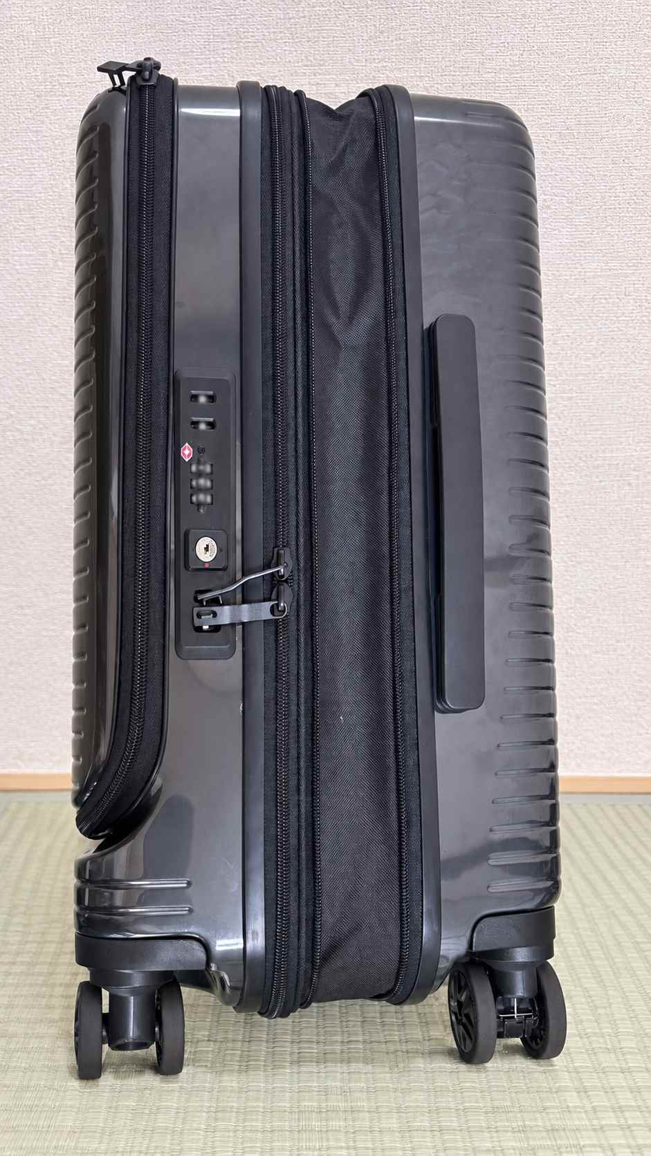 ファスナーを開いて容量を35Lへ拡張した状態