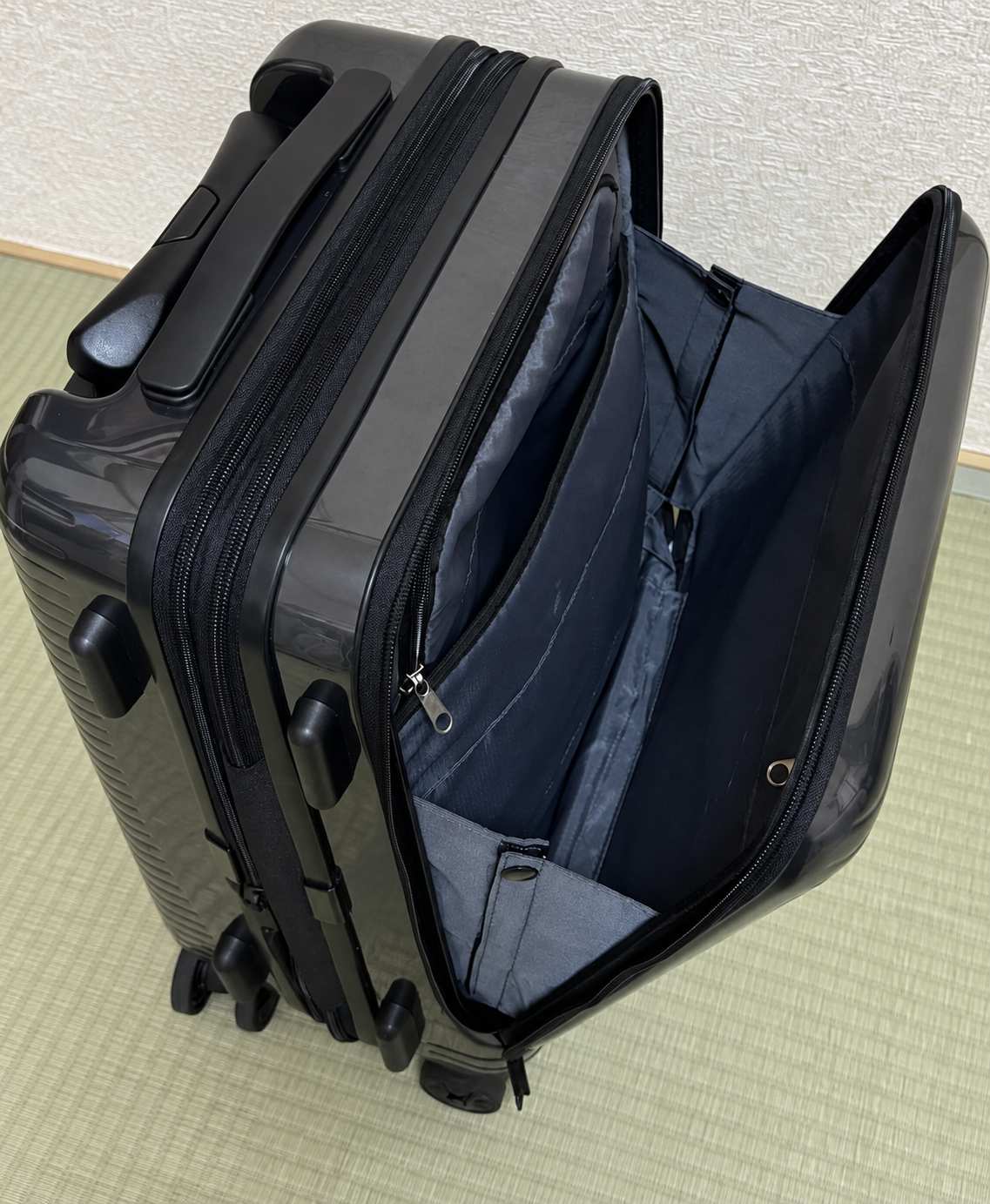 正面を大きく開けられるフロントポケット